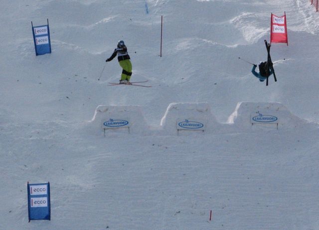 The system has to be clear. In dual moguls each skier has his/her own lane, jumps are at given distance and size. Scoring is based on speed, style and jumps. Here Junior Worldchampionships 2011, Isabella on the left.